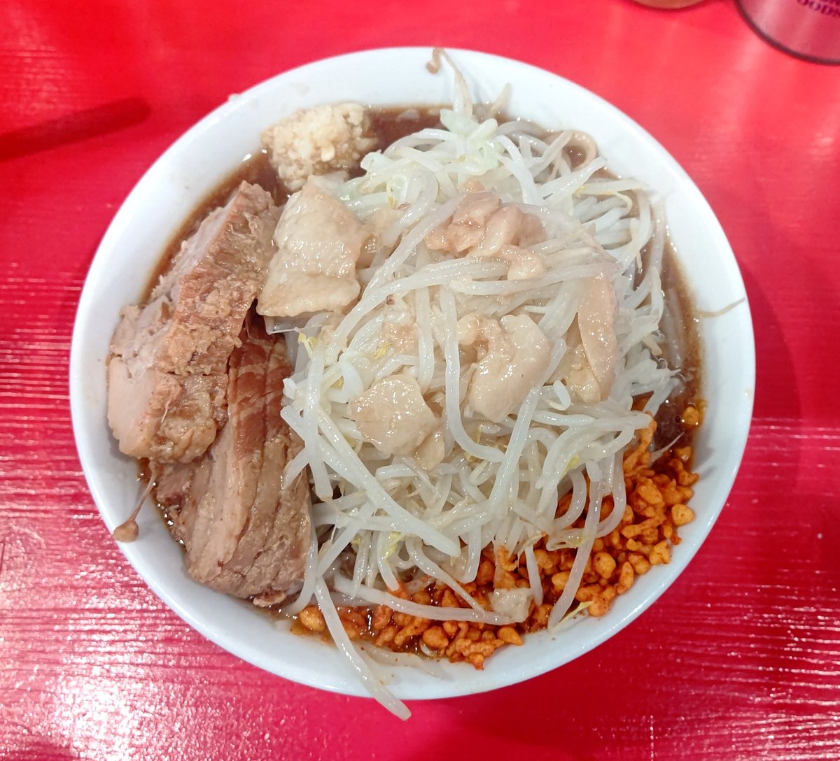 beerzcute's tweet photo. 7月28日！本日のラーメン！
目覚めにボリューム満点ランチ！
北千住 ラーメン鷹の目 上陸！
スッキリ飲みやすい甘味あるスープに！
増しのシャキシャキ富士山野菜盛！
簡単に解れる厚柔チャーシューに麺！
アブラ·ニンニク·辛揚で味変しながら！
栄養補給完了のラーメンランチでした！
#ラーメン https://t.co/gT6eIXAzTz