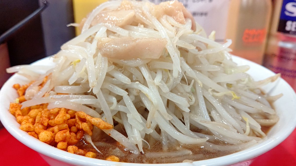 beerzcute's tweet photo. 7月28日！本日のラーメン！
目覚めにボリューム満点ランチ！
北千住 ラーメン鷹の目 上陸！
スッキリ飲みやすい甘味あるスープに！
増しのシャキシャキ富士山野菜盛！
簡単に解れる厚柔チャーシューに麺！
アブラ·ニンニク·辛揚で味変しながら！
栄養補給完了のラーメンランチでした！
#ラーメン https://t.co/gT6eIXAzTz