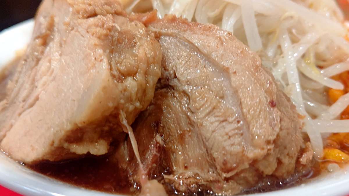 beerzcute's tweet photo. 7月28日！本日のラーメン！
目覚めにボリューム満点ランチ！
北千住 ラーメン鷹の目 上陸！
スッキリ飲みやすい甘味あるスープに！
増しのシャキシャキ富士山野菜盛！
簡単に解れる厚柔チャーシューに麺！
アブラ·ニンニク·辛揚で味変しながら！
栄養補給完了のラーメンランチでした！
#ラーメン https://t.co/gT6eIXAzTz