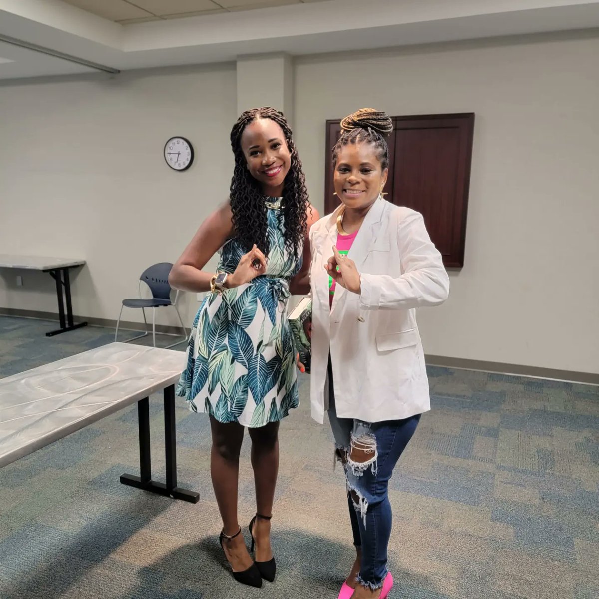 cicelythegreat's tweet image. Tonight, I interviewed my Soror and author, Ayana Gray 💕💚She is a NYT bestselling young author. Her debut novel, #BeastsofPrey, is being adapted for feature film👏🏾 Click the link to order your copy of the sequel, Beasts of Ruin today: littleshopofstories.com/event/ayana-gr…