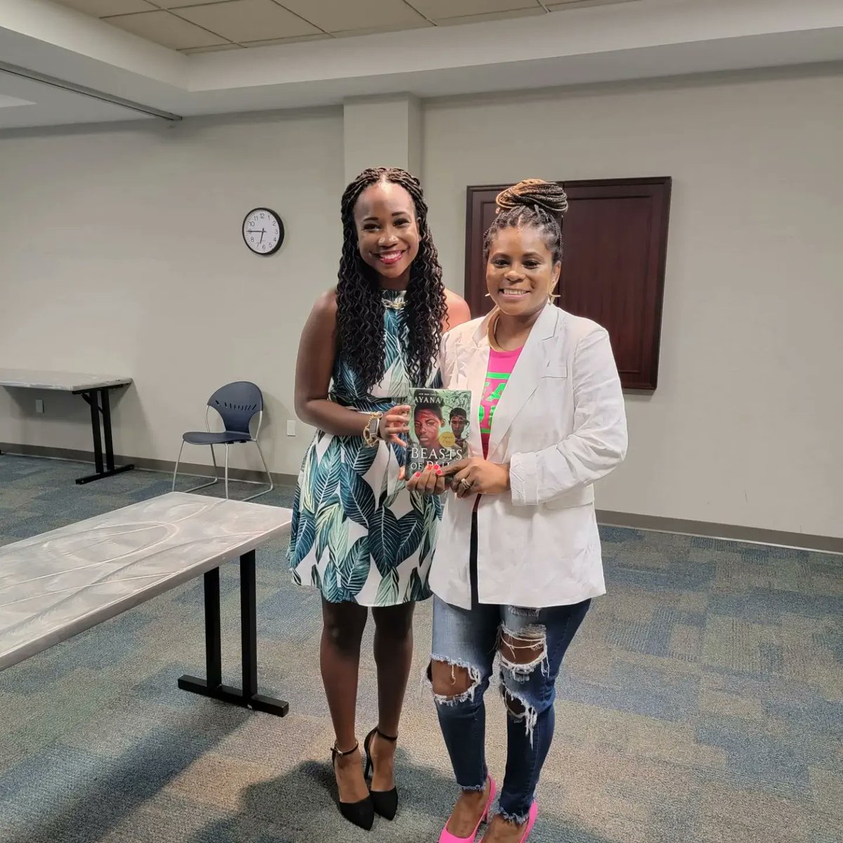 cicelythegreat's tweet image. Tonight, I interviewed my Soror and author, Ayana Gray 💕💚She is a NYT bestselling young author. Her debut novel, #BeastsofPrey, is being adapted for feature film👏🏾 Click the link to order your copy of the sequel, Beasts of Ruin today: littleshopofstories.com/event/ayana-gr…