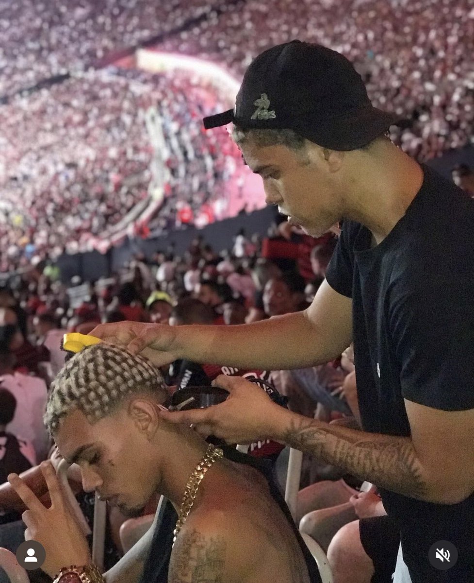 crvgdazoeiraa's tweet photo. A torcida dos cara corta até cabelo no estádio, fazem tudo menos cantar 🤣🤣🤣 https://t.co/fWNkl5EUln