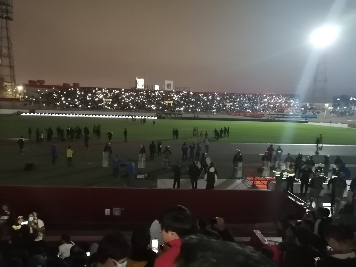 PedriMercado's tweet photo. El estadio de Trujillo se fue la luz, la culpa lo tiene la maldición de Alianza Vallejo.
#YDALEU https://t.co/zQpfsL7tVP