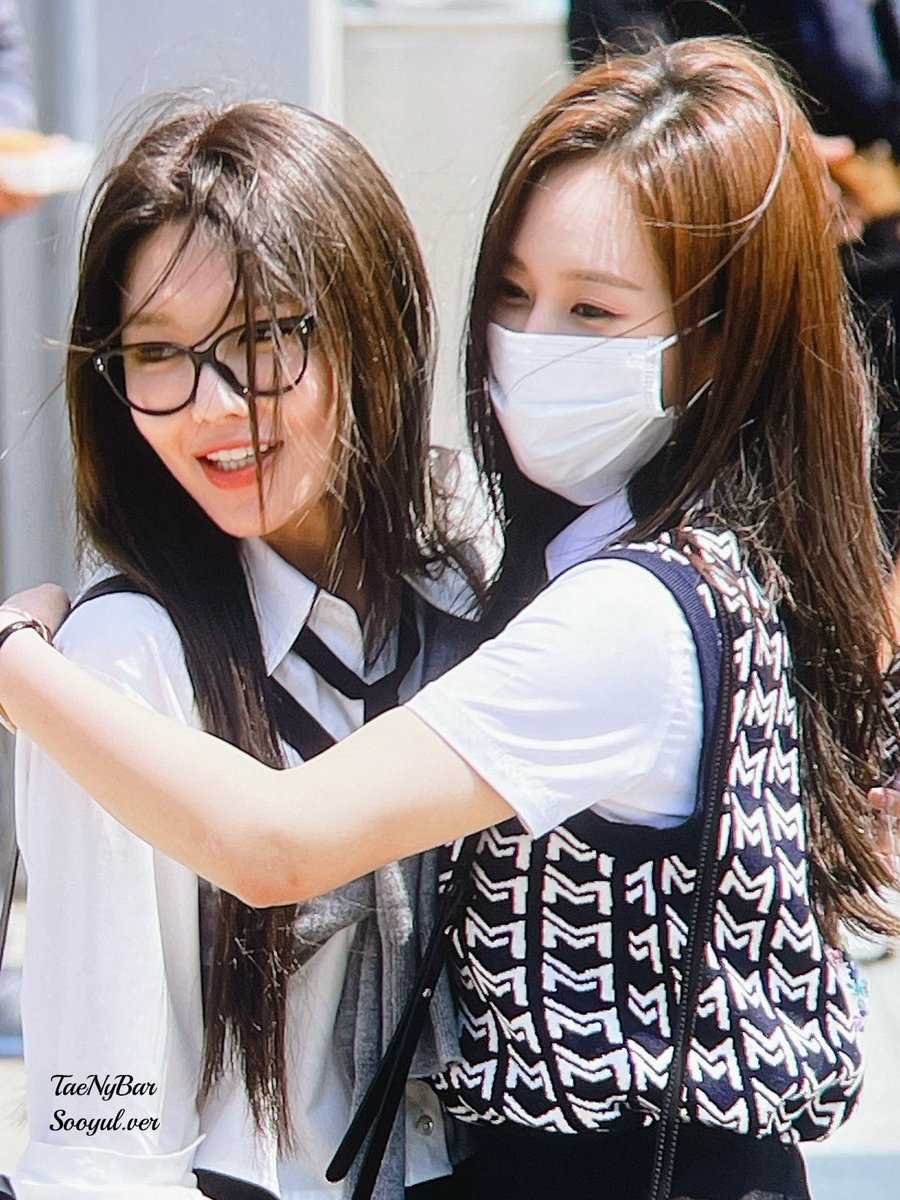 PreciousMmts's tweet photo. 220728 수영 유리 아는형님 출근길
🖤💙
#수영 #최수영 #권유리 #소녀시대 https://t.co/D4CzWVU2qP