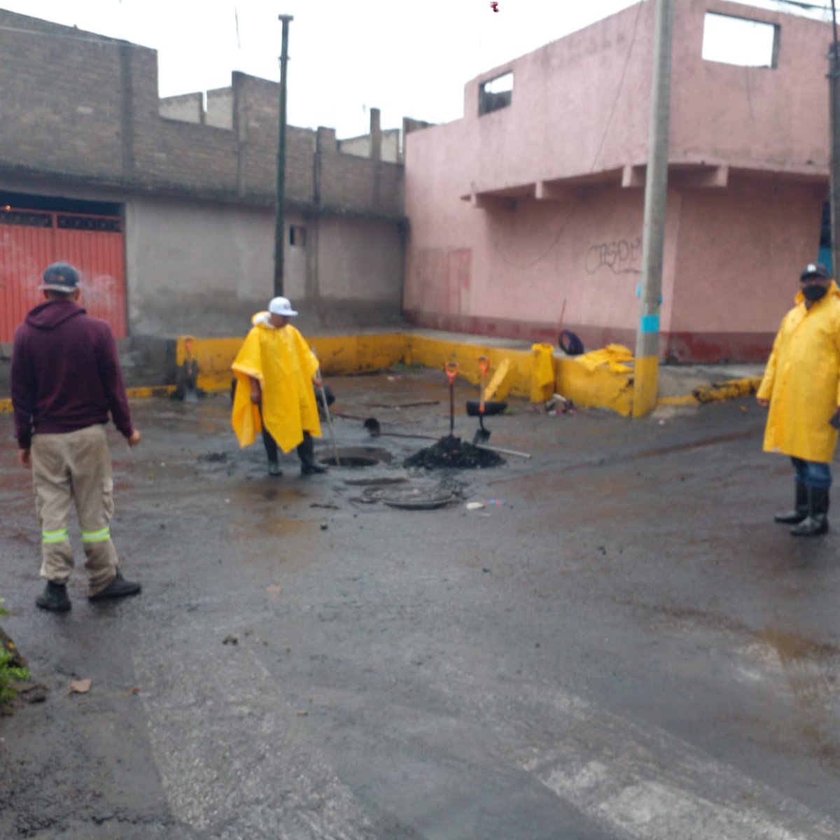 Alc_Iztapalapa's tweet photo. Por instrucciones de la alcaldesa @ClaraBrugadaM, tras las precipitaciones registradas esta tarde-noche en #Iztapalapa se desplegaron de inmediato las brigadas de #AguasConLasLluvias a fin de realizar labores de desfogue y limpieza en los puntos con afectación:
(1/2) https://t.co/gRBF0zS15F