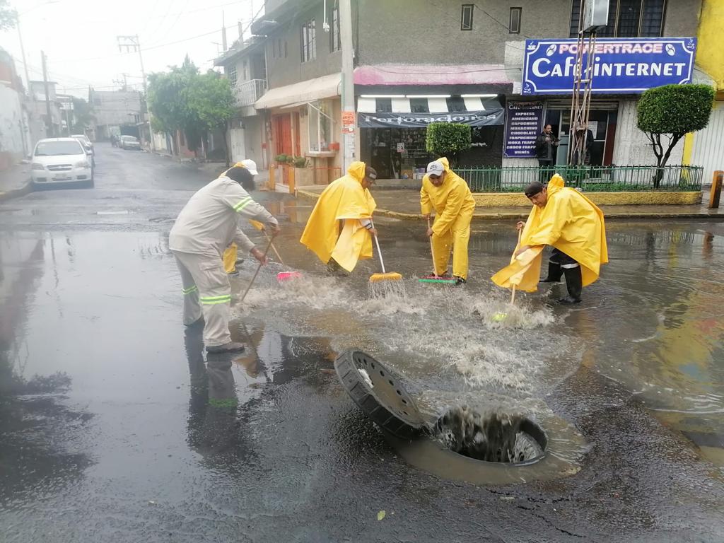 Alc_Iztapalapa's tweet photo. Por instrucciones de la alcaldesa @ClaraBrugadaM, tras las precipitaciones registradas esta tarde-noche en #Iztapalapa se desplegaron de inmediato las brigadas de #AguasConLasLluvias a fin de realizar labores de desfogue y limpieza en los puntos con afectación:
(1/2) https://t.co/gRBF0zS15F