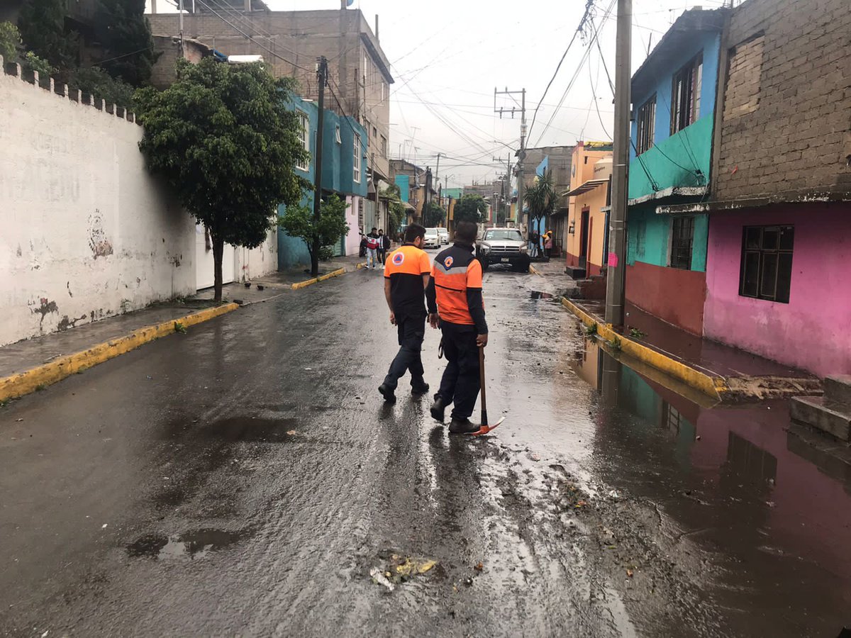 Alc_Iztapalapa's tweet photo. Por instrucciones de la alcaldesa @ClaraBrugadaM, tras las precipitaciones registradas esta tarde-noche en #Iztapalapa se desplegaron de inmediato las brigadas de #AguasConLasLluvias a fin de realizar labores de desfogue y limpieza en los puntos con afectación:
(1/2) https://t.co/gRBF0zS15F