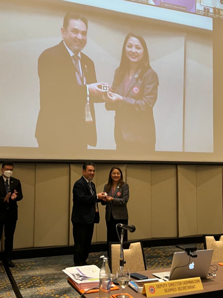 IMR_NIH's tweet photo. Penghargaan kepada SEAMEO Tropmed Network Malaysia, IMR penglibatan dlm Covid 19.
Disampaikan oleh Pengarah Secretariat SEAMEO , Dr. Ethel semasa Centre Board Meeting (CDM) di Avani Hotel , Bangkok pada 25-28hb July 2022 #nihmy https://t.co/02nzfIqLt8
