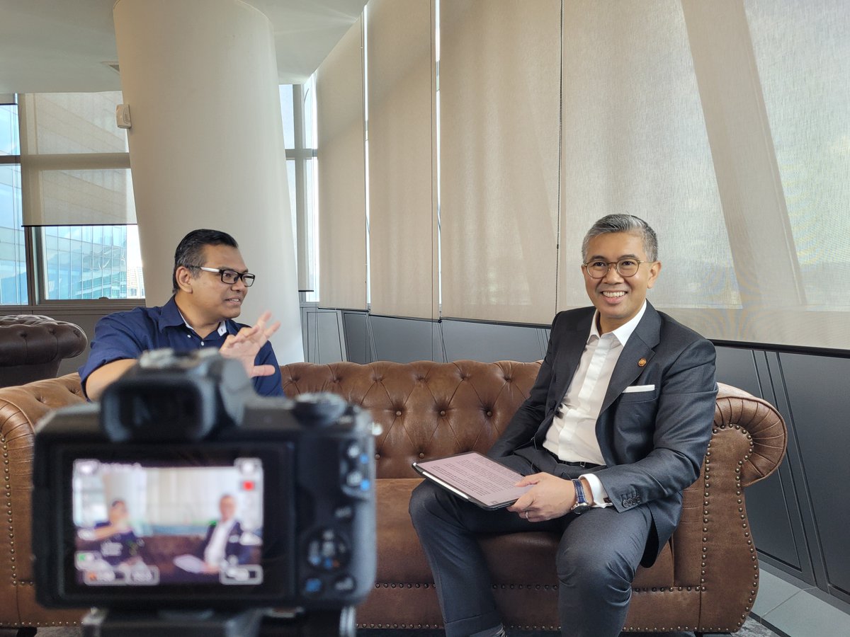 financialfaiz's tweet photo. I asked to meet him on July 18th, I said on Twitter: "Notice me senpai!" Well, met him a week after. "Senpai NOTICED" Life is so funny. whahahahahahahaha #senpaiNOTICED https://t.co/W3B6ME3cHn