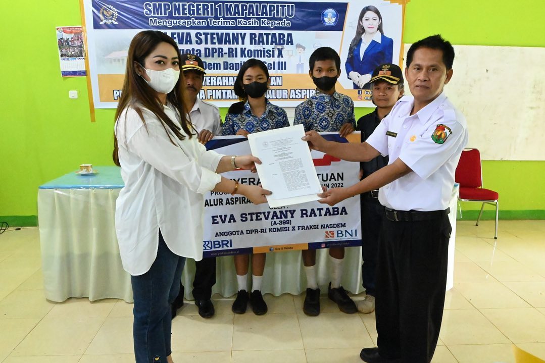 Fraksi_NasDem's tweet photo. Penyerahan Program Indonesia Pintar (PIP) aspirasi Eva Stevany Rataba, anggota DPR RI Komisi X Fraksi NasDem kepada Puluhan Ribu siswa/siswi Tingkat SMP di Kecamatan Kapalapitu Kab. Toraja Utara.

#FRAKSINASDEM #NasDemPeduli #NasDemAntiMahar https://t.co/ntUrsog4n5