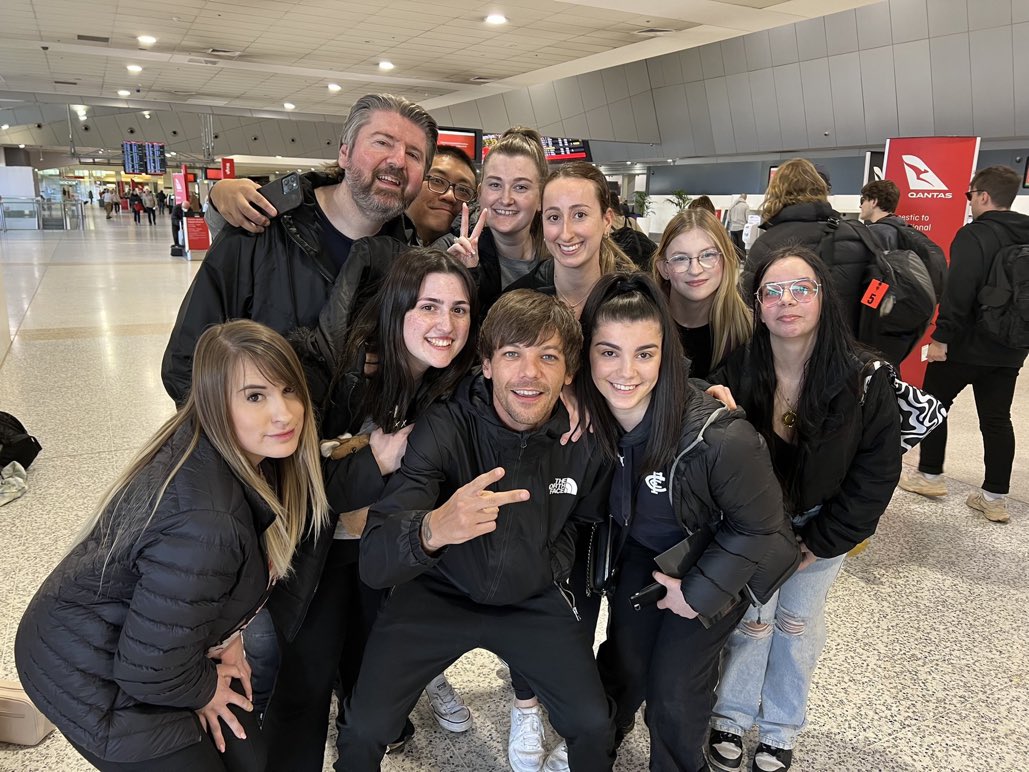 LTWONTOUR's tweet photo. 📸| Louis recientemente en el aeropuerto con fans. 

via lousafterglow https://t.co/JfC5whmfcQ