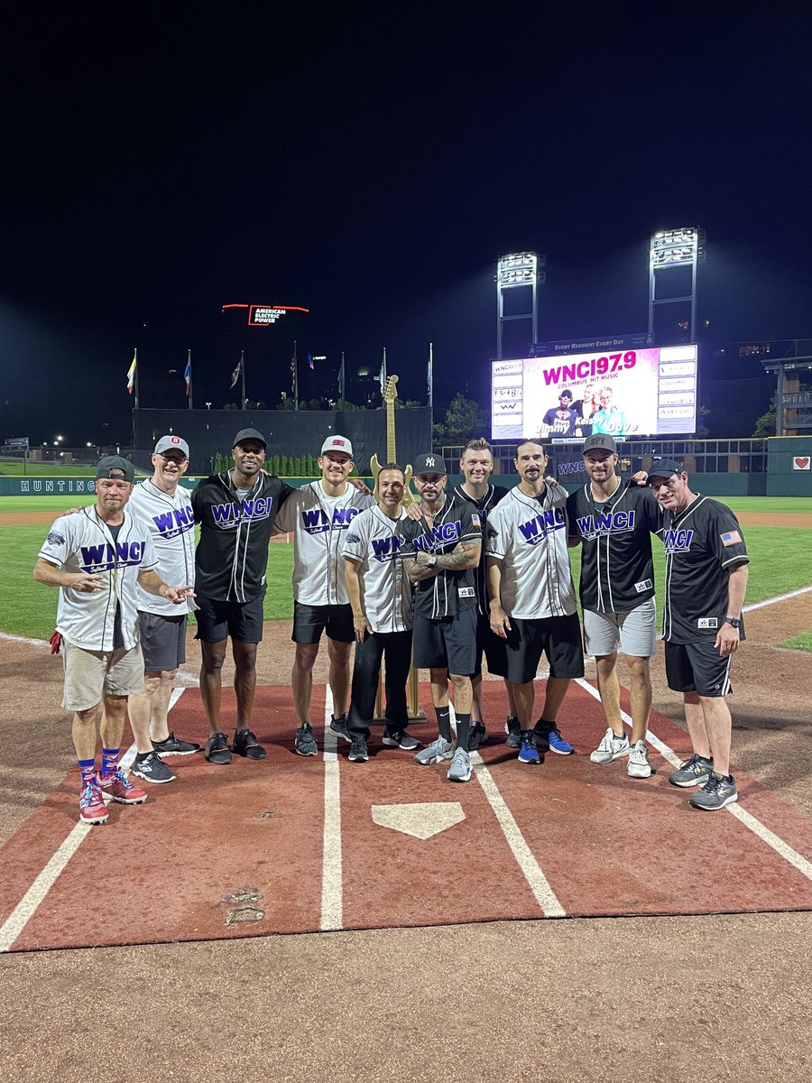 BlueJacketsNHL's tweet photo. Blue Jackets 🤝 ⁦@backstreetboys⁩ 

Big thanks to ⁦@979WNCI⁩ for having us tonight at Dave and Jimmy’s Celebrity Softball Classic 🥎 https://t.co/hZH2EDMxPK