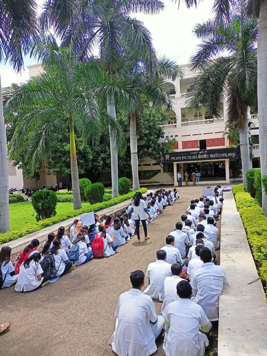DrRohanKrishna3's tweet photo. Hundreds of interns are sitting on protest and strike at Maharastra based MIMSR college. 
Their demand being straight and simple that college should give them stipend for internship periods as per norms fixed.
Kindly look into the matter . @CMOMaharashtra @MoHFW_INDIA @NMC_IND https://t.co/dhccae4Zx5
