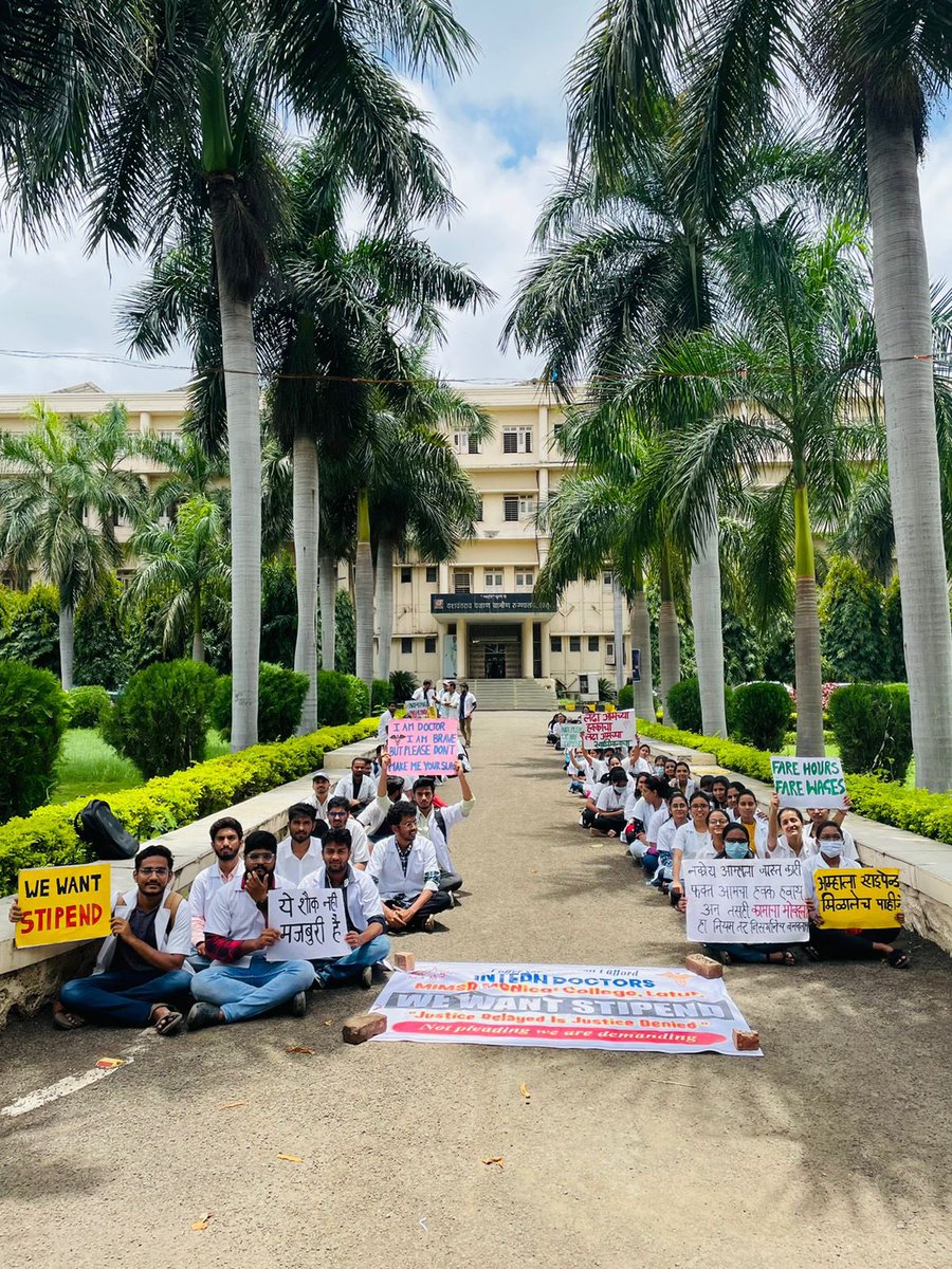 DrRohanKrishna3's tweet photo. Hundreds of interns are sitting on protest and strike at Maharastra based MIMSR college. 
Their demand being straight and simple that college should give them stipend for internship periods as per norms fixed.
Kindly look into the matter . @CMOMaharashtra @MoHFW_INDIA @NMC_IND https://t.co/dhccae4Zx5