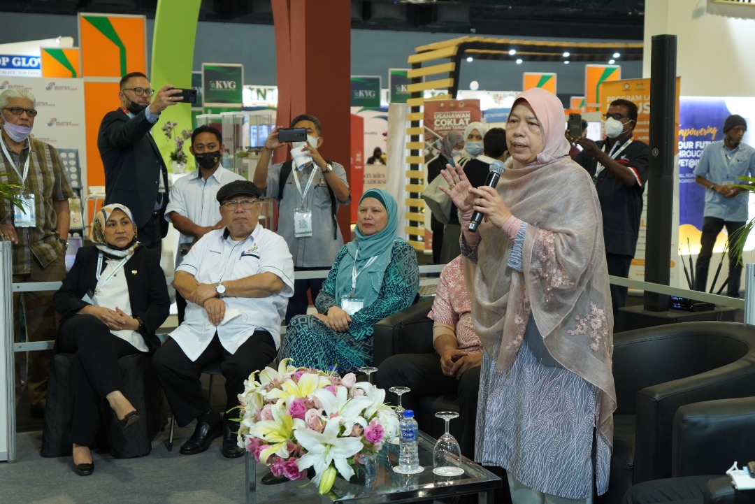 mpocHQ's tweet photo. On the second day of the #MIACES, the Hosted Buyers engaged with the key #Malaysianpalmoil industry players. The session was led by the Minister of Plantation Industries and Commodities, YB Datuk Hajah Zuraida Kamaruddin.
1/2 https://t.co/28KNw8bo7X
