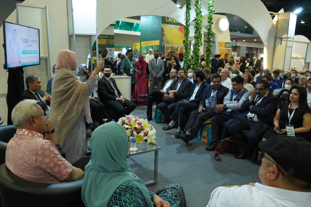 mpocHQ's tweet photo. On the second day of the #MIACES, the Hosted Buyers engaged with the key #Malaysianpalmoil industry players. The session was led by the Minister of Plantation Industries and Commodities, YB Datuk Hajah Zuraida Kamaruddin.
1/2 https://t.co/28KNw8bo7X