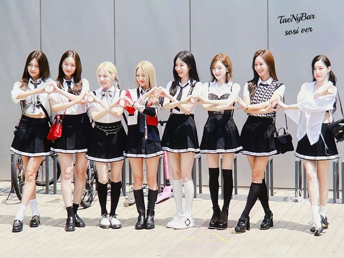 PreciousMmts's tweet photo. 220728 소녀시대 아는형님 출근길
지금은 소녀시대!
#소녀시대 #GIRLSGENERATION #SNSD https://t.co/aAvsbCP2qJ