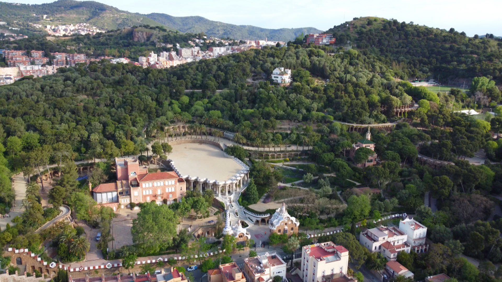 世界遺産 スペイン バルセロナのグエル公園 元々はニュータウンとして構想されたもので ガウディは理想の街を作ろうとしました 荒れた山に植林し 遊歩道や広場を配置 空から見ると 街の全体像がよく分かります 世界遺産 ガウディ スペイン