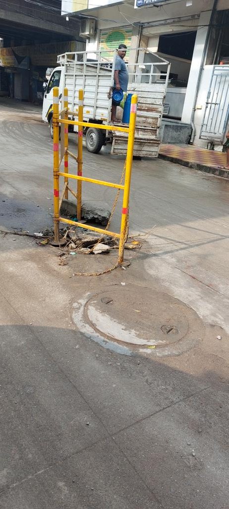 amjedmbt's tweet photo. .@HMWSSBOnline Please take note this board in middle of the road opposite to Roushan Dairy, New Road Chanchalguda is there since last one month obstructing free flow of traffic, Why this board has been fixed, no one knows..?
@HYDTP @GHMCOnline https://t.co/qKBM46bprZ