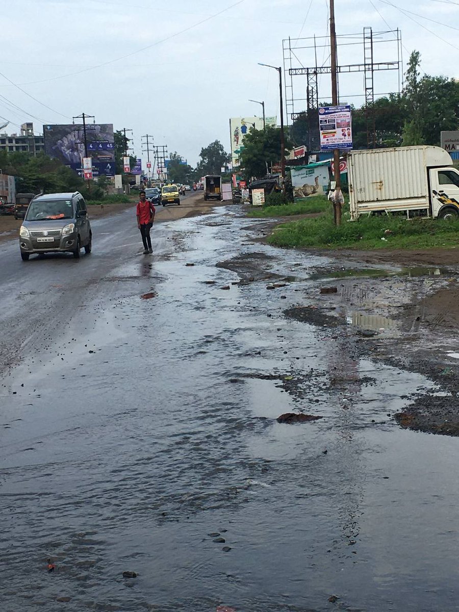 leafunturned's tweet photo. @PCMCSarathi @pcmcindiagovin @rajeshpatilias @PuneTimesOnline @TOIPune @Zee_Hindustan 
Rains &amp; Draine.. Worsening conditions in #Punawalebadroads #Badroads https://t.co/DuqO1ibimR