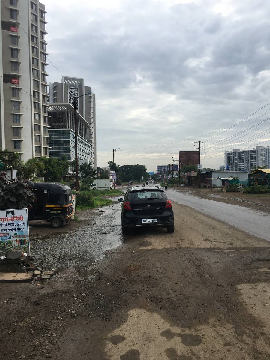 leafunturned's tweet photo. @PCMCSarathi @pcmcindiagovin @rajeshpatilias @PuneTimesOnline @TOIPune @Zee_Hindustan 
Rains &amp; Draine.. Worsening conditions in #Punawalebadroads #Badroads https://t.co/DuqO1ibimR