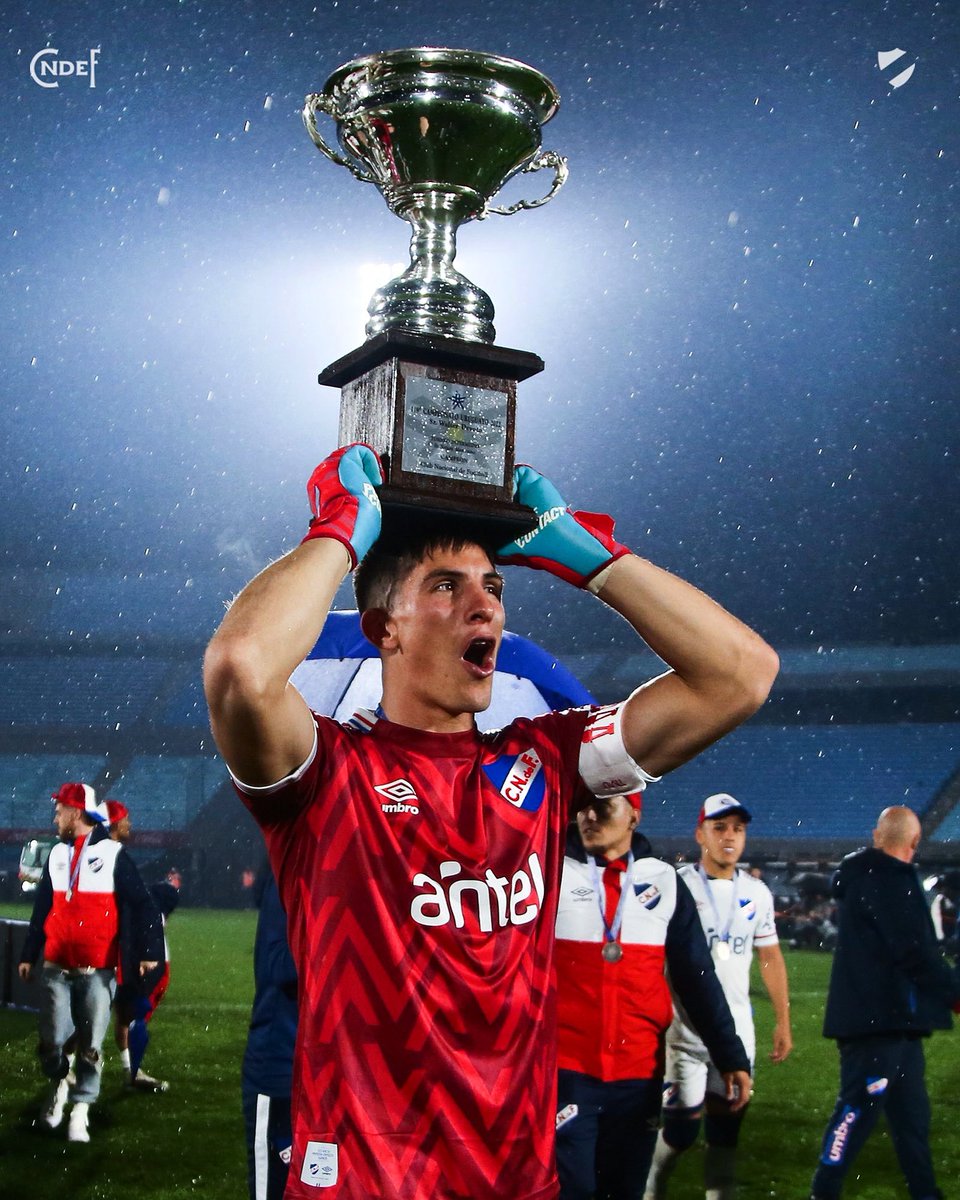 Nacional's tweet photo. Él ©️  🏆🤩

#ElMásLaureadoDeAmérica 
#ElClubGigante 🔵⚪️🔴 https://t.co/WIrpTY8Wak
