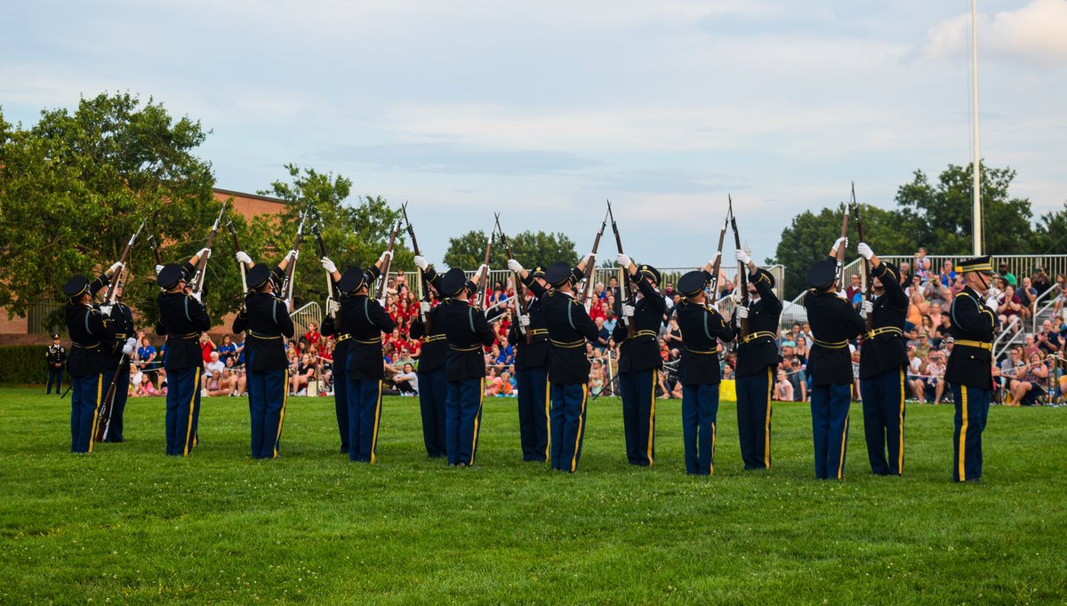 ArmyDrillTeam's tweet photo. Twilight Tattoo!
Today marks the official end of twilight season. We want to give a special thank you to everyone who came to watch. Twilight season was a blast, and we can’t wait for next year! “People first, winning matters! Army Strong!”🇺🇸

Photo📸Credits: SPC Tyler Boltz https://t.co/5O3ZEM47oP