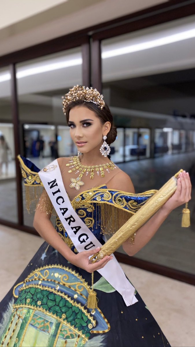 “Pues se fue la niña bella,  bajo el cielo y sobre el mar,  a cortar la blanca estrella  que la hacía suspirar.” Ella hace que el traje inspirado en una de las obras más conocidas de nuestro gran poeta universal luzca espectacular. #MissTeenMundial 🇳🇮⭐️