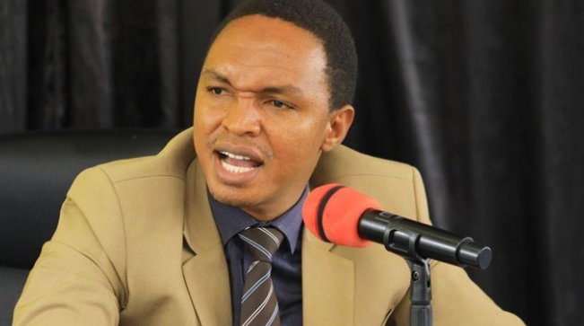 John_Pambalu's tweet photo. Kiko wapi kiburi na jeuri ya Ally Happy. Leo kaamka sio mkuu wa mkoa tena. Alifokea mpaka wazee wastaafu wa chama chake. Leo anaamka ana status sawa na yule binti mfupi wa Chadema. Madaraka yasitufanye tukajiona wakubwa kuliko wengine. https://t.co/RbMiWuX1nD