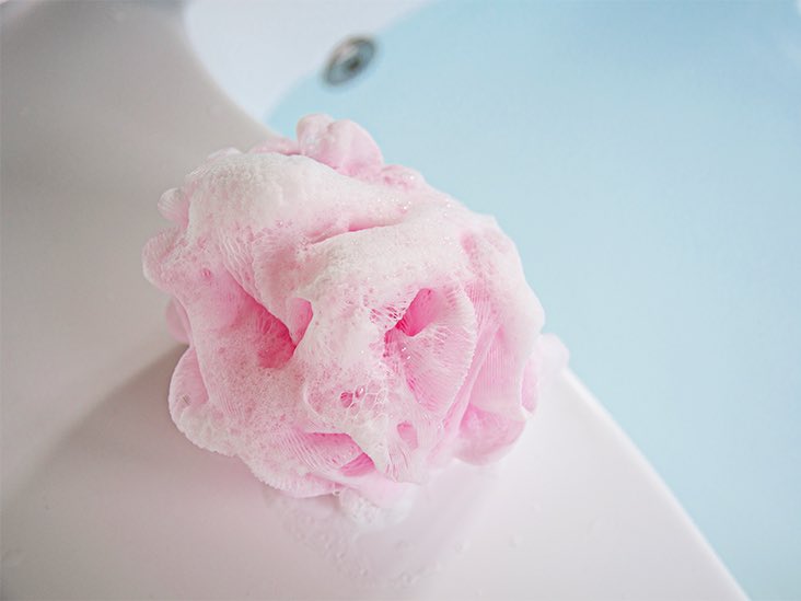 FxrishxIzzxtii's tweet photo. I baru tahu loofah ni tak bagus. Rupanya loofah ni jadi sarang untuk bakteria 🤢 
 
Tapi dulu i suka guna loofah sebab rasa puas bila mandi rasa bersih. Tak sangka loofah ni tak exfoliate badan pun sebenarnya. 

So i try cari alternatif lain untuk ganti loofah 🧵 https://t.co/ZbLF9scDVn