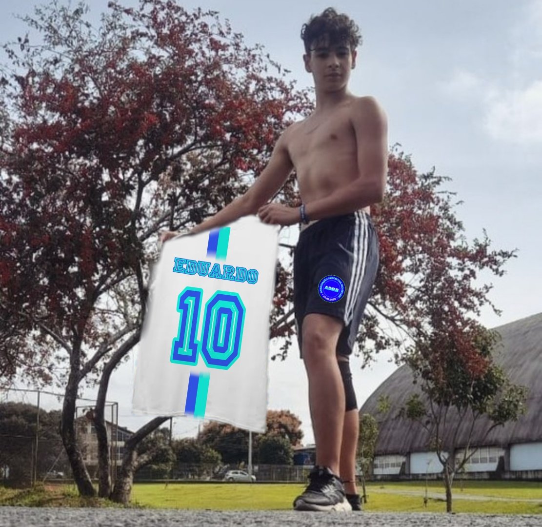 adriobelem_'s tweet photo. Revelado pelo clube, o ponta Eduardo Marcelo (Dudu) aproveitou folga para visitar o Belenzão, onde presenteou o treinador Lúcio Flávio Moreno com uma camisa do @Barcelona. O técnico foi quem o lançou aos 16 anos num jogo do Campeonato Paranaense Série D de 2021. #CDRB 🥲 https://t.co/p4zCC9WXnC