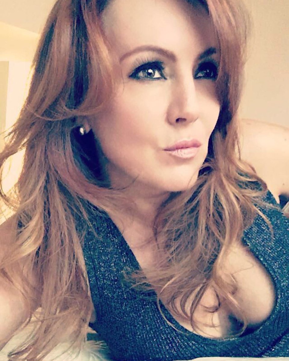 Susana_Lozano's tweet photo. Invierte en tu cabellera…
Es la corona que nunca te quitas…
.
💈👩🏼🦱🧜🏽♀️💁🏽♀️👑
.
#wildhair #wildhairandhappyhearts #lacio #chino #alborotado #redhair #pelorizado #pelosano #pelonatural #pelobonito #cabellera #susanalozano https://t.co/jmebQ6P5iQ