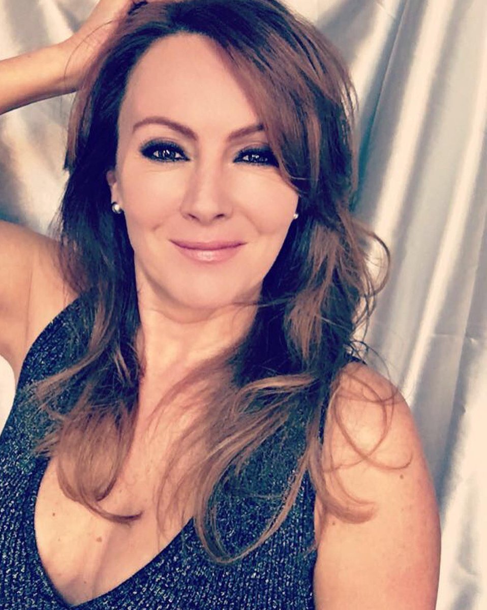 Susana_Lozano's tweet photo. Invierte en tu cabellera…
Es la corona que nunca te quitas…
.
💈👩🏼🦱🧜🏽♀️💁🏽♀️👑
.
#wildhair #wildhairandhappyhearts #lacio #chino #alborotado #redhair #pelorizado #pelosano #pelonatural #pelobonito #cabellera #susanalozano https://t.co/jmebQ6P5iQ