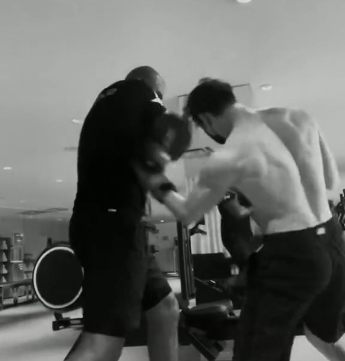 hellvoices's tweet image. SI LA VIDA ME DA LA ESPALDA QUE SEA LA DE CHRISTOPHER BANG