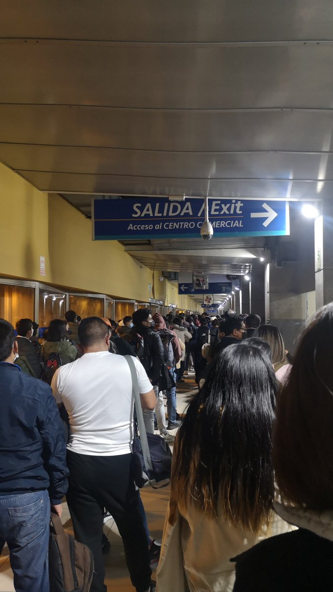 kellyaldave's tweet photo. Ay @MetropolitanoPT subes el pasaje y nos maltratas sin mandar buses al norte!!! 😠😡😡 https://t.co/KfxN5KFwaf