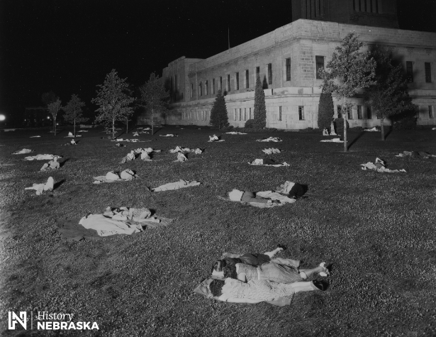 ChrisMartzWX's tweet photo. One of the most insane thermometer readings occurred on the night of July 24-25, 1936 in Lincoln, Nebraska. The low was 91°, and people had to sleep on the lawn of the State Capitol to avoid heatstroke. July 25, 1936 was the hottest day on record there reaching 115°. https://t.co/kpcN3ZIJxo