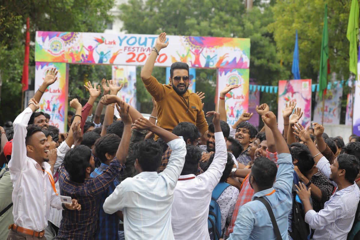 Santa_Thiru143's tweet photo. Celebraction mood 😍💥 @iamsanthanam Uyire 😚😚😚 

#GuluGuluFDFS #GuluGulu https://t.co/tDxyQrdXLw