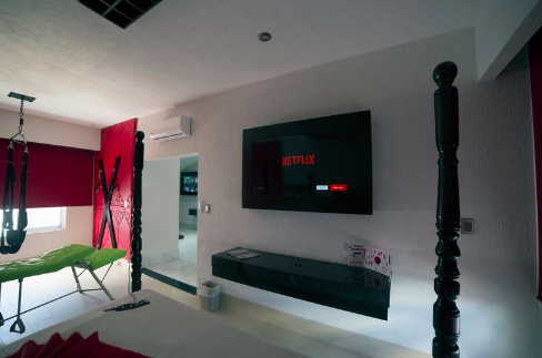 Aquí sí aplica invitarla a ver "Netflix"....
Suite: Red Room.
🔥🔥🔥