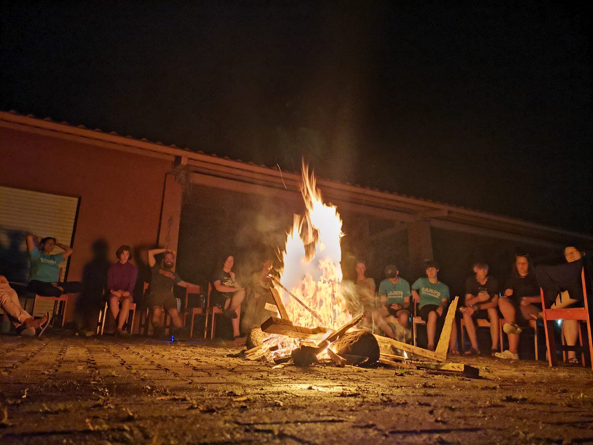 Enjoying a nice camp fire to say goodbye to #CampCuajiniquil with #TeamPizote 🔥😊 #dosomethingamazing <a href="/CampsInt/">Camps International</a>