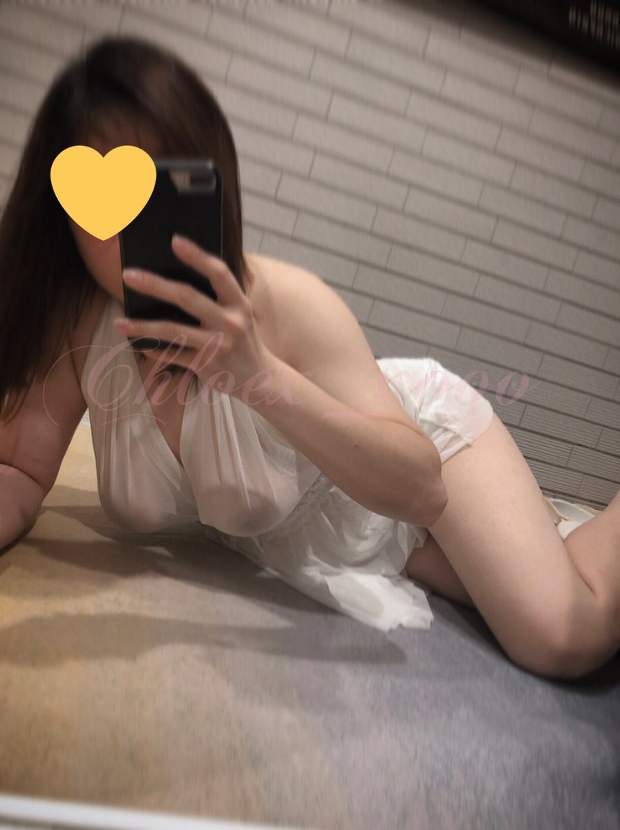 上次跟同事聚餐
剛好聊到一些事情
需要打開相簿找照片
一打開相簿整頁的白紗系列映入同事眼簾
我反應過來迅速滑掉
但還是被同事問了 ：剛剛那照片是怎麼回事 
我：ㄜ …就我的一些色色照啦 （不想掰了 直接承認😂

最後我們整桌都在聊色色跟性愛🫠

女同事還說想跟我買情趣衣 ..

這是什麼發展啦 😂 https://t.co/KW0vJer7Nb