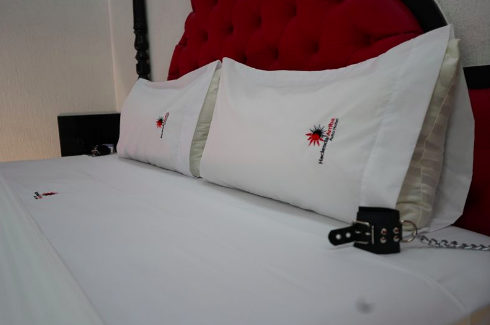 ¿Amarrar a tu pareja o dejarse amarrar?
¡Así comienza la diversión en la Red Room!
😈