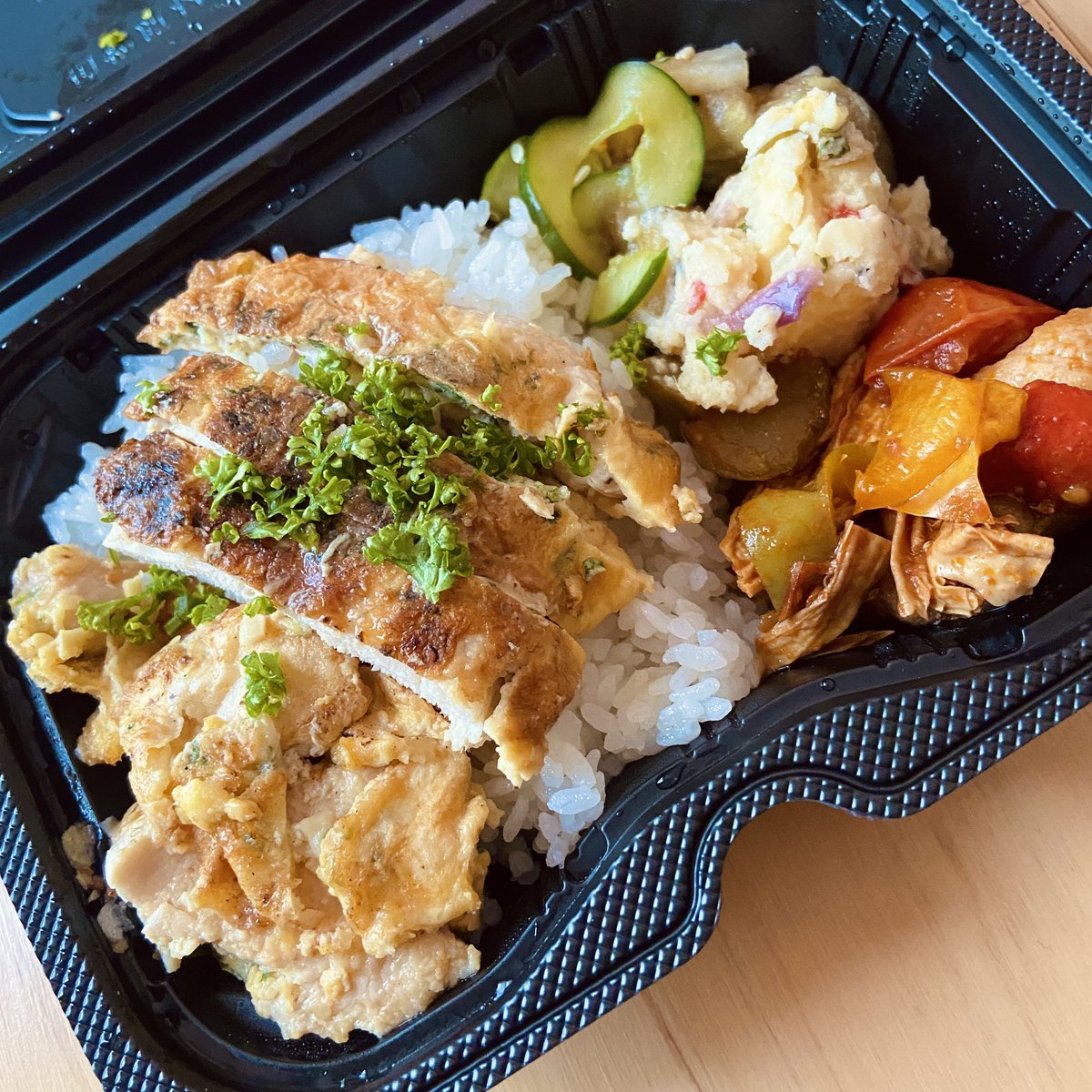 toaworks's tweet photo. 私が看板などのデザインを担当している京成小岩クラフト酒店では、11時〜13時まで店頭でお弁当を販売中✨（たぶん火〜木曜限定）

店長が作るタイ料理は本格派ながらやさしいお味でとってもおいしい☺️

今日はチキンピカタでした。暑さにへこたれた体に沁みる…（ ;  ; ）

お近くの方はぜひ！ https://t.co/3sDApAE0N0