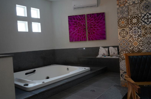 ¡Qué antojo de gozarla dentro del Jacuzzi y una  deliciosa champaña refrescante!
🍾🥂🍾🥂