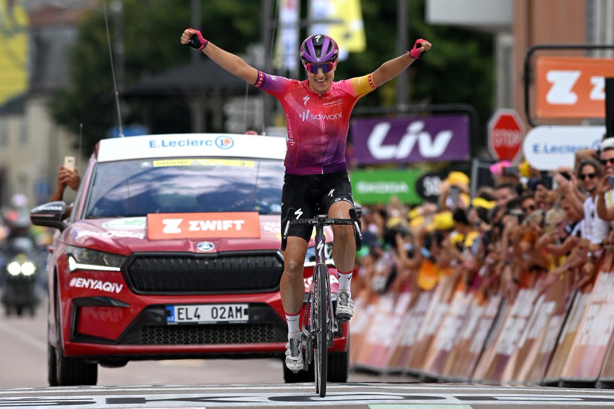 diosasolimpicas's tweet photo. #TourdeFranceFemmes
🇨🇭 LLEGA PRIMERO 🇨🇭
La 4ta etapa del #TDDF se corrió de Troyes a Bar-sur-Aube; en 3h16'30" Marlen Reusser (SD Worx) completó la vuelta de 126.8km.
📸: @teamsdworx https://t.co/iSCBBMnsgh