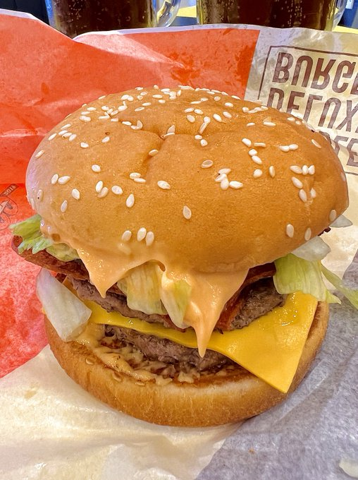 IzzatiWan3's tweet photo. Burger lazat ini terkenal. Gabungan sos dia, roti dan daging yang lembut sangat sedap.

 #MOZZABUGER #loveit #delicious #Malaysia https://t.co/hvZR9DOE84