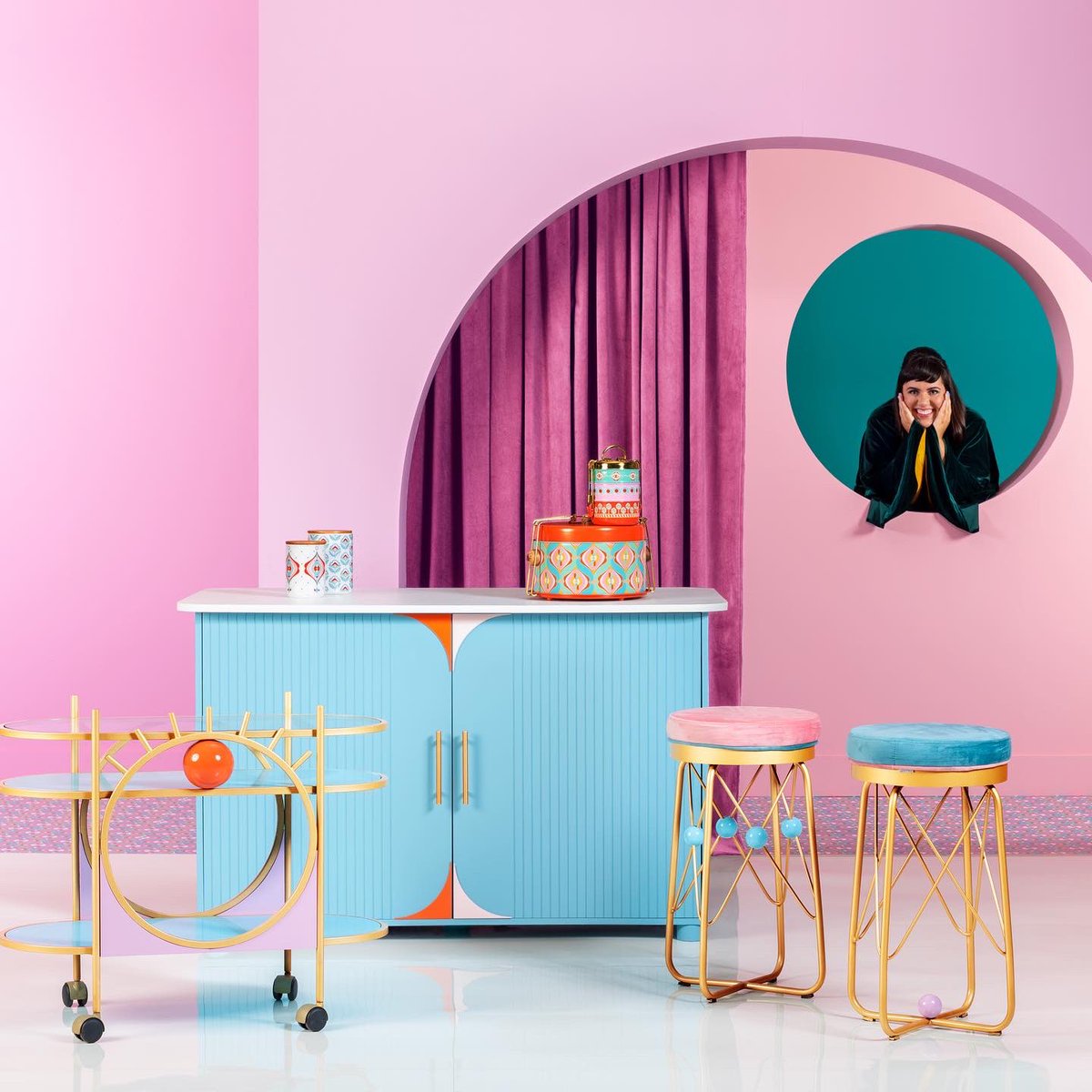 O OLHO QUE HABITA EM MIM PISCA PRO OLHO QUE HABITA EM VOCÊ! 👁 Minha linha de utensílios e móveis pra <a href="/tokstok/">Tok&Stok</a> lançou hoje com 40 produtos que estão disponíveis nas 67 lojas espalhadas pelo Brasil; tudo bem escalafobético pra uma vida menos bege 🎨 🎉