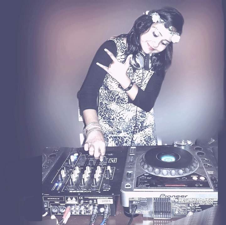 dj_bluhi's tweet photo. #india #dj #djing #music #musicalgenre #pioneer #cdj800 #Showtime #partytime #Artist #twitter #sound #soundlight #partyplanner #headphone #beat #rhythm https://t.co/w5Gj6jaSOL