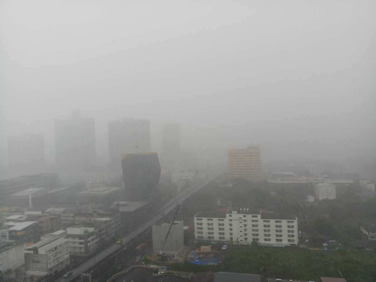 Sony1678Sri's tweet photo. @js100radio #รามคำแหง79 ฝนตกหนักมาก https://t.co/4mDTrUJCQL