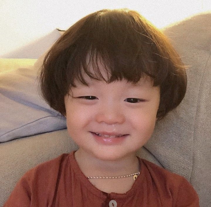 ¿Pueden creer que hizo berrinche, me robó el móvil y se tomó una selfie lleno de mocos? Su sonrisita de pícaro lo dice todo.