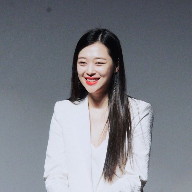 thinkersulli's tweet photo. smiley sulli https://t.co/YAdSJ7pArD